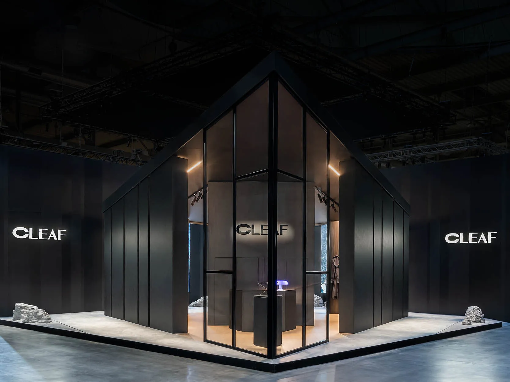 CLEAF 黑色展館全景，整體建築設計呈現俐落幾何線條與金屬質感，展現高端品牌形象與空間規劃實力。