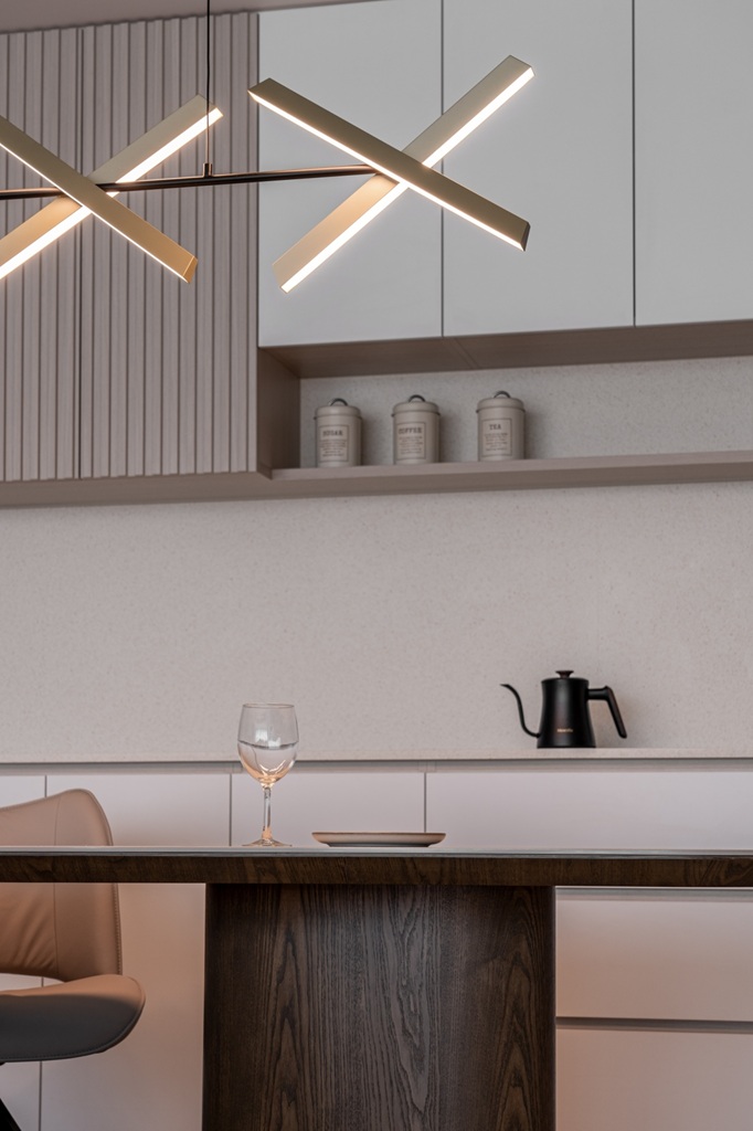 近距離特寫展示 EGGER 櫥櫃門板細緻的表面紋理與精緻邊緣處理，呈現高端廚房系統櫃的質感與工藝細節。