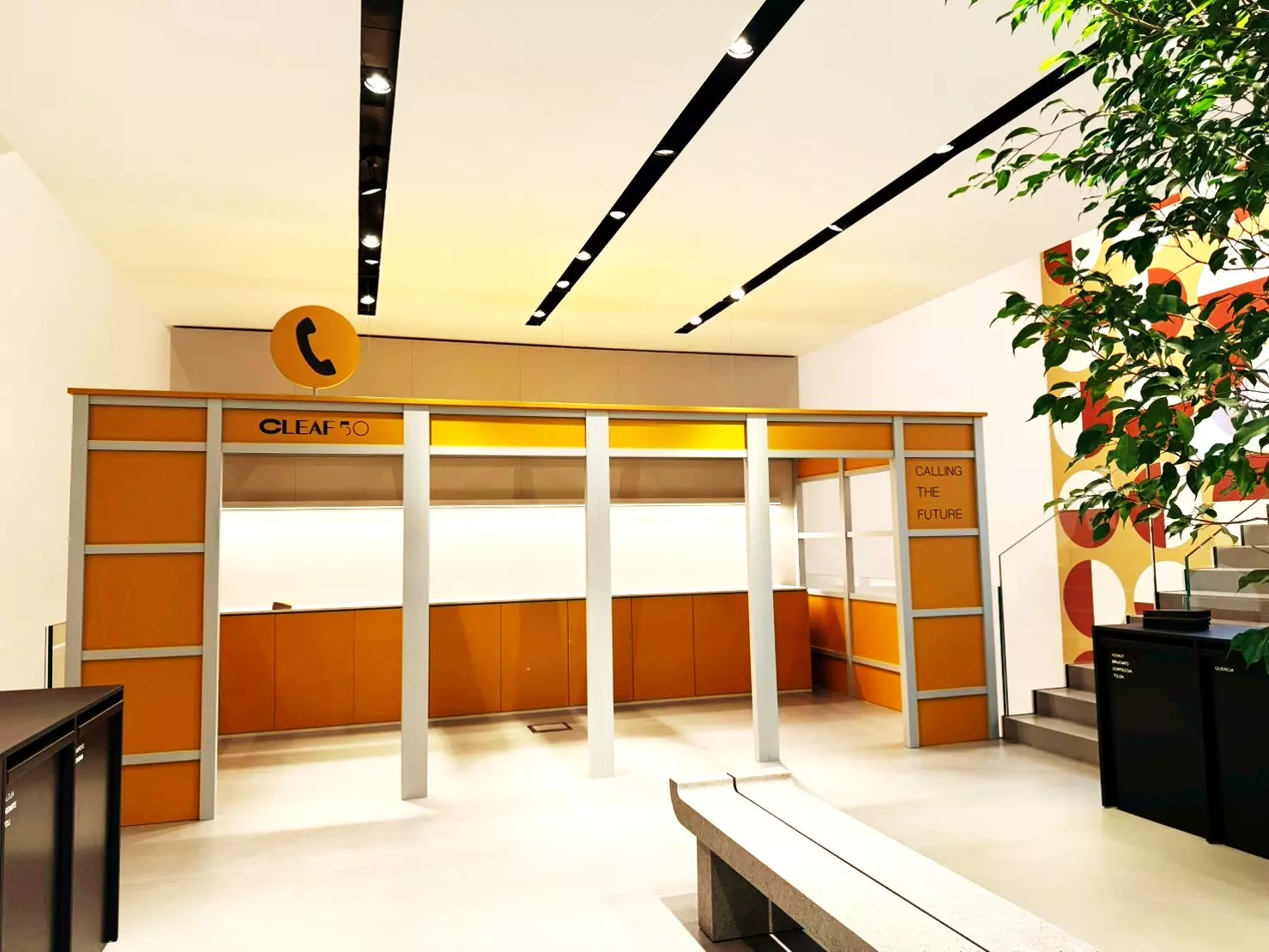 CLEAF 義大利設計展示間，以亮黃色板材與開放式展示牆打造簡約現代的空間設計，體現材質應用的創新美學。
