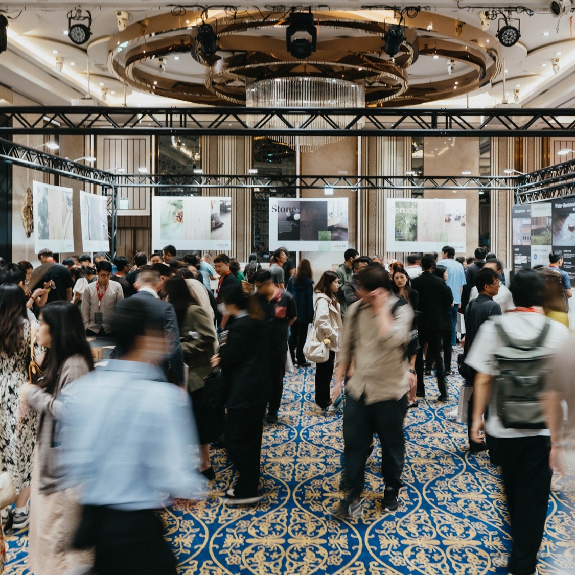 EGGER 發表會現場人潮踴躍，參觀者在寬敞展區內探索最新產品與應用展示，展現品牌吸引力與市場關注度。