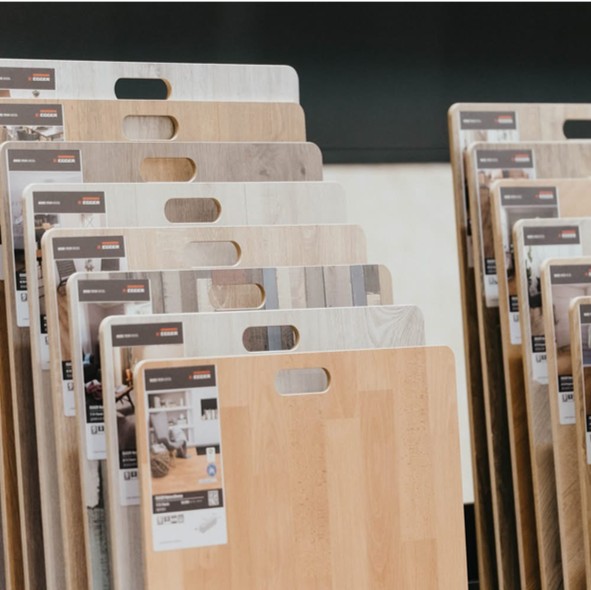 EGGER 展出多款超耐磨木地板樣板，以手提式樣板形式整齊陳列，便於參觀者比較花色與紋理。