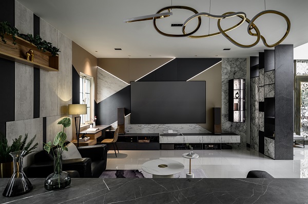 客廳空間結合 EGGER 板材與石紋質感牆面，深淺對比營造時尚層次，搭配大面積電視牆與收納系統，塑合板應用展現現代風格的耐磨與穩定性能。