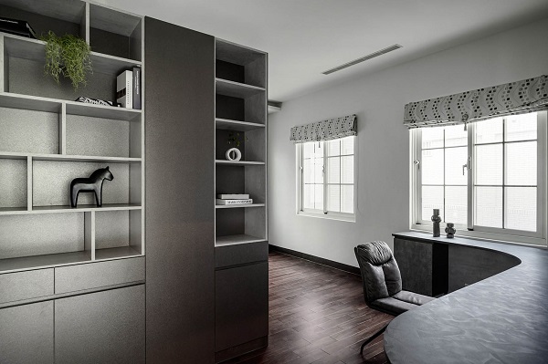 收納空間以 EGGER 板材結合高櫃與展示櫃設計，塑合板材質堅固耐用，展現大容量收納功能，搭配自然採光，營造明亮舒適的室內氛圍。