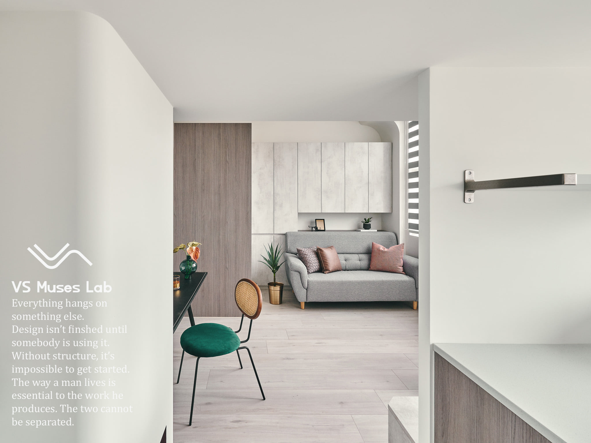 小坪數居家空間應用 EGGER 塑合板系統櫃，搭配白牆與木地板營造簡約風格，提升室內設計的開闊感與溫潤氛圍。