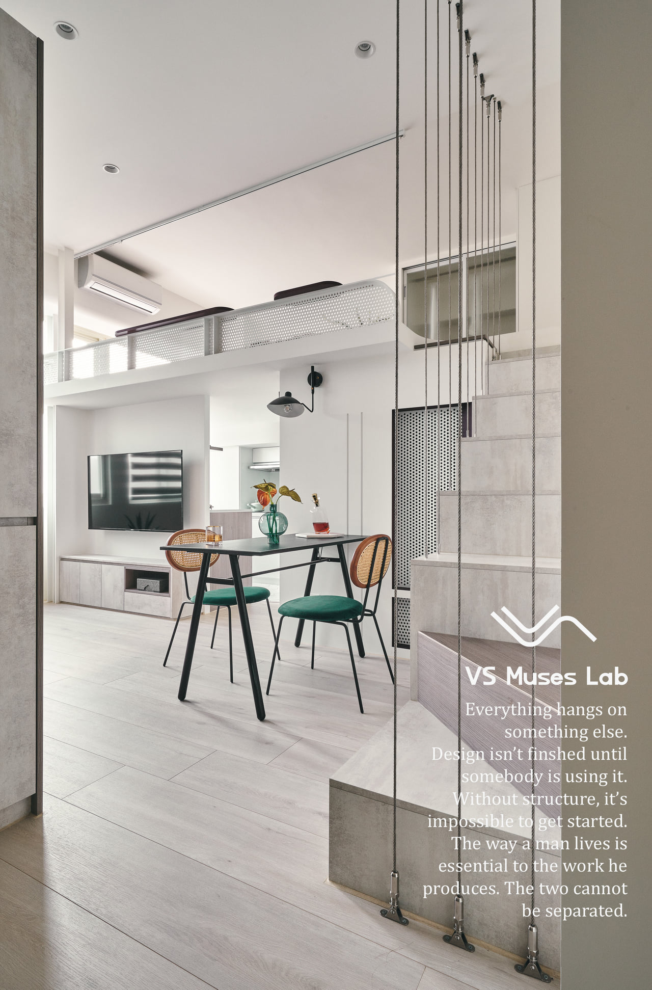 EGGER 板材系統櫃貫穿客廳與餐廳空間，以白色調與木質地坪呼應現代設計語彙，創造俐落線條與開放式生活感。