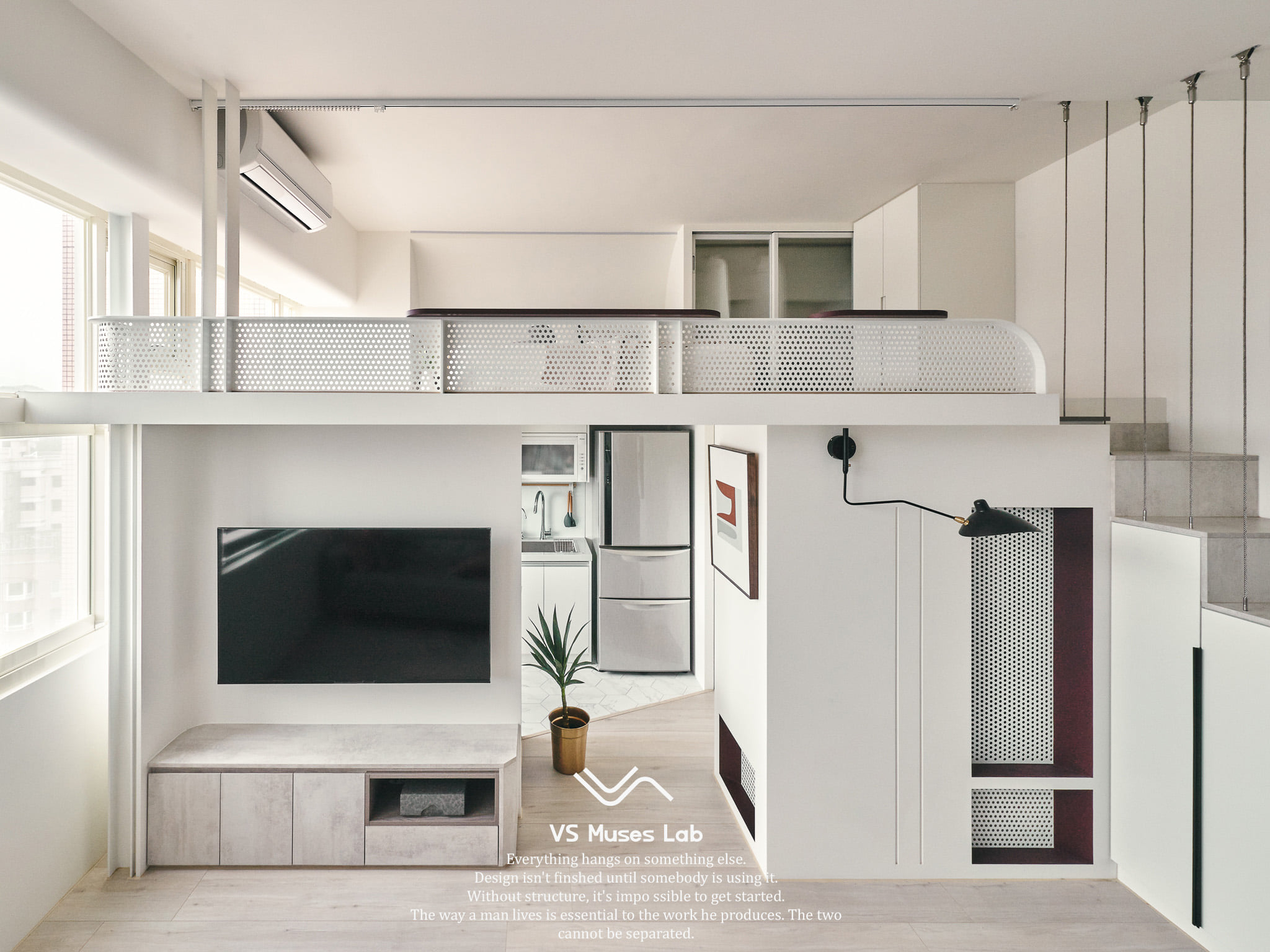 EGGER 塑合板打造的客廳電視牆與整合式樓梯空間，突顯現代設計與高效動線，適合機能型小宅室內規劃。