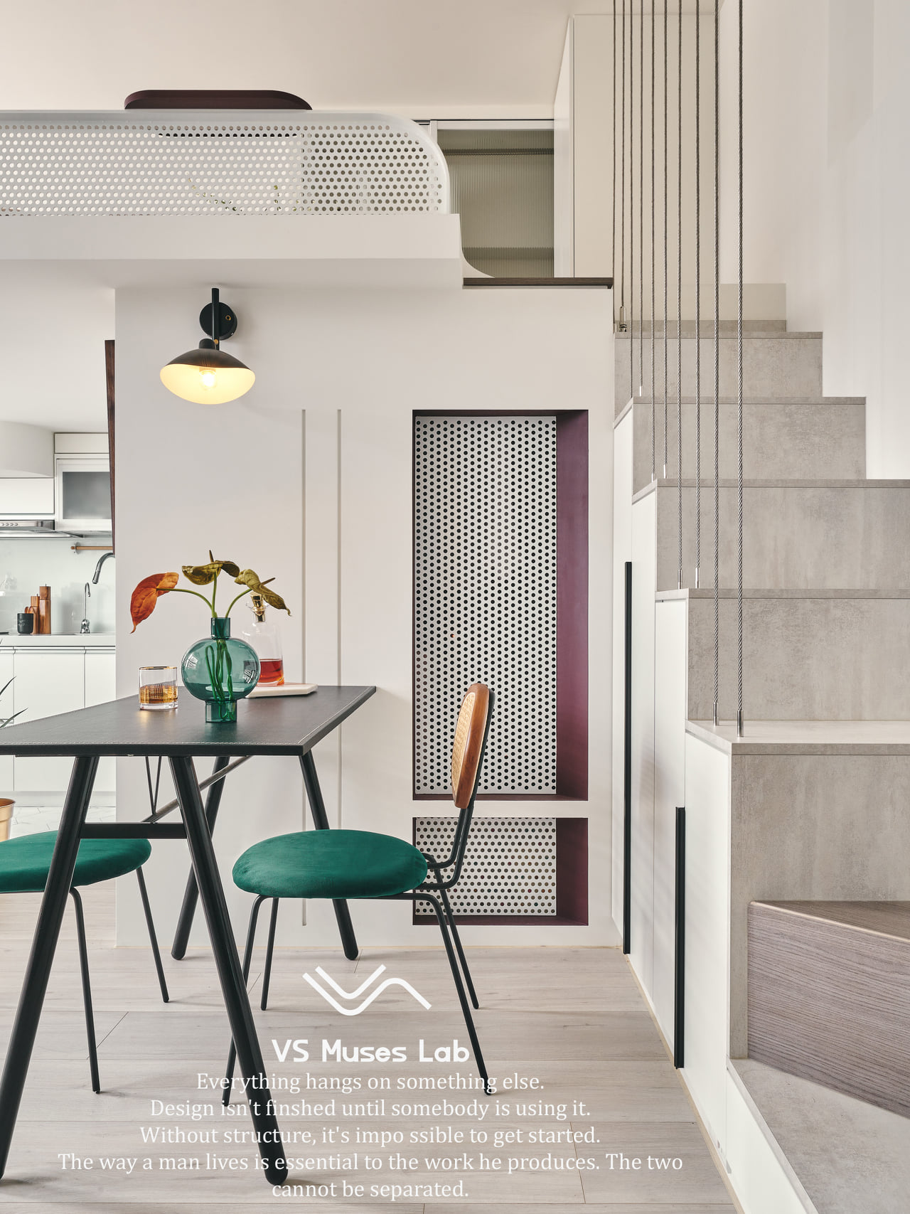 現代風格餐廳與書房整合空間，採用 EGGER 板材設計的多功能系統櫃與儲物樓梯，強化收納並提升整體室內設計感。