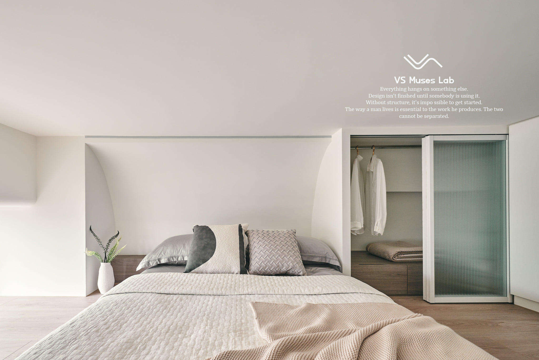 臥室空間以 EGGER 板材系統櫃打造衣櫃與床頭牆面，營造簡約、溫潤的睡眠氛圍，體現現代風格與收納機能。