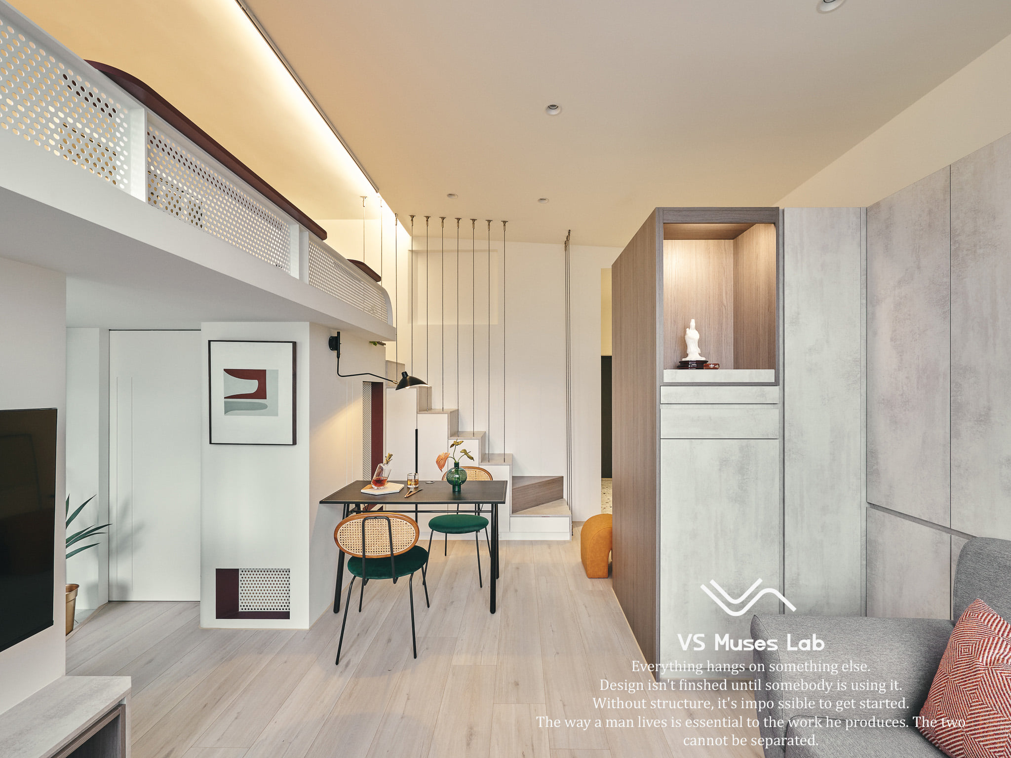 EGGER 板材打造的多功能小宅空間，結合餐桌、系統櫃與樓中樓設計，突顯現代簡約風格與空間靈活性。