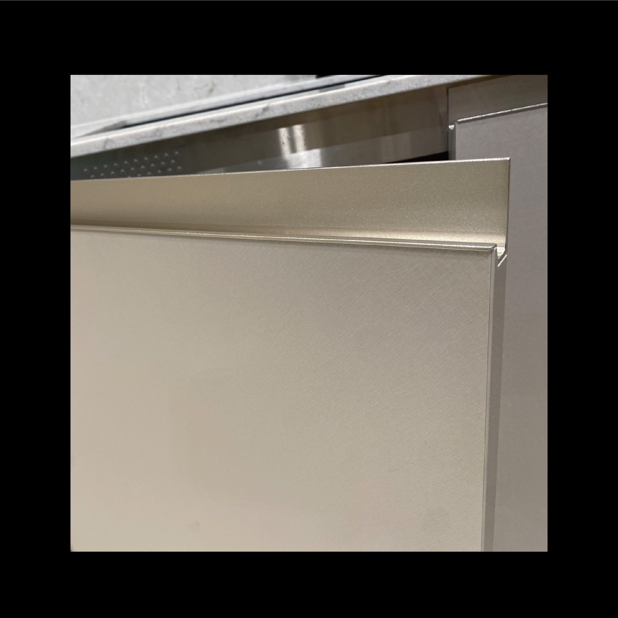 CLEAF 板材櫥櫃門片細節展示，俐落線條搭配隱藏式設計，展現高品質板材應用於廚房家具的現代質感。