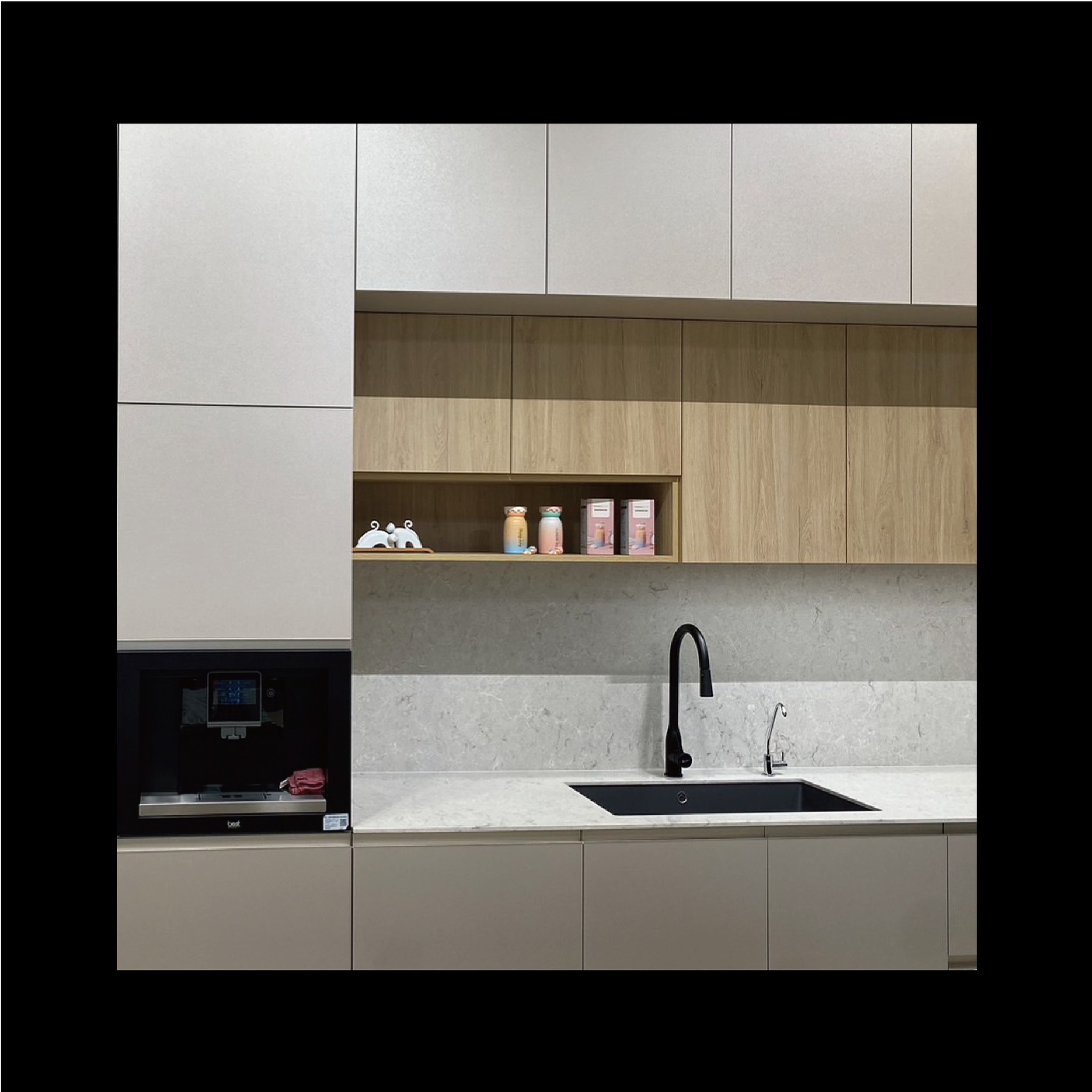 CLEAF 板材製作的廚房櫥櫃細節，淺色櫃體搭配木紋層架，結合黑色龍頭與檯面，實用與美感兼具。