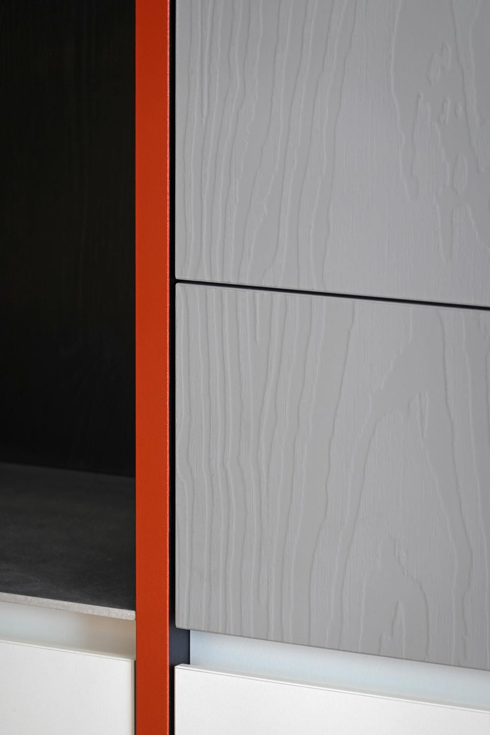 CLEAF塑合板在細節處展現出精緻紋理，從牆面到櫃體都保持一致性。搭配黑色金屬線條，形成獨特的現代風格，展現板材應用在客廳設計的設計靈活度。