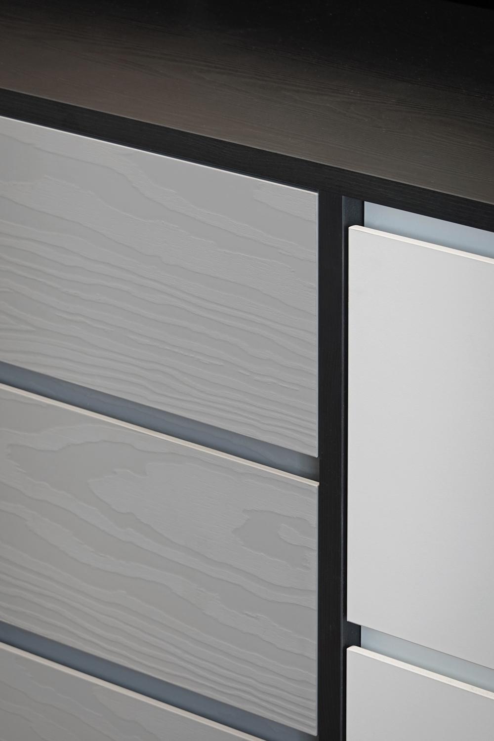家具細節採用CLEAF木紋板材，展現清晰自然的木質紋理，搭配極簡線條設計，呈現高級質感。此應用突顯板材在櫥櫃與系統櫃中的高適配性，為現代居家帶來設計靈感。
