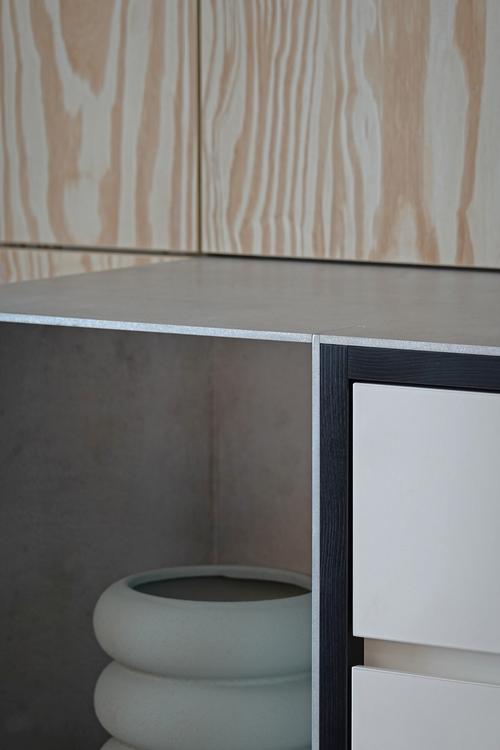 此設計展示CLEAF木紋板材與其他材質的混搭效果，應用於書桌、牆面與收納櫃，形成整體一致的視覺風格。板材的耐用性與美觀兼具，適合居家與辦公空間。