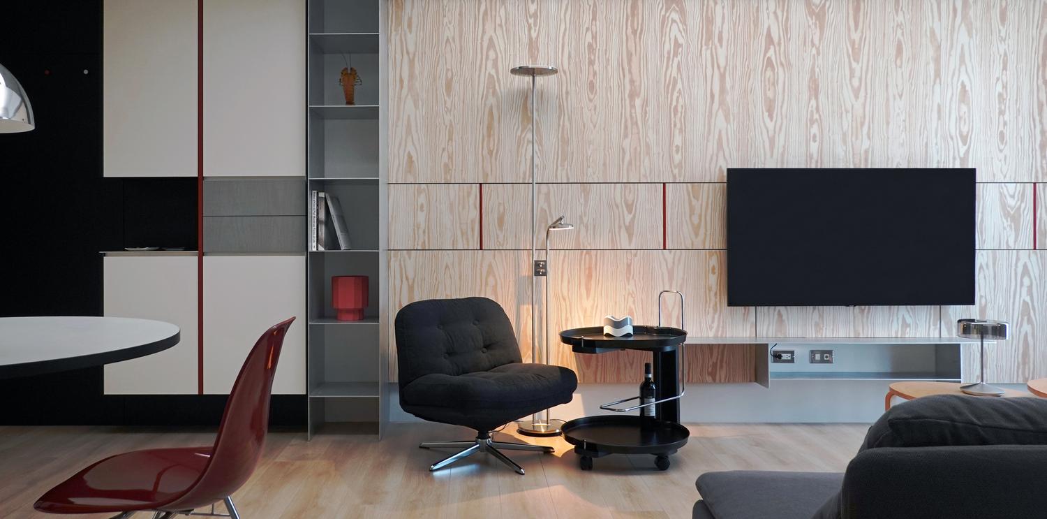 客廳整體以CLEAF板材打造電視牆與收納櫃，紋理清晰自然，搭配深色沙發與現代家飾，營造時尚感。板材的應用讓空間兼具實用與設計感，適合現代居家風格。