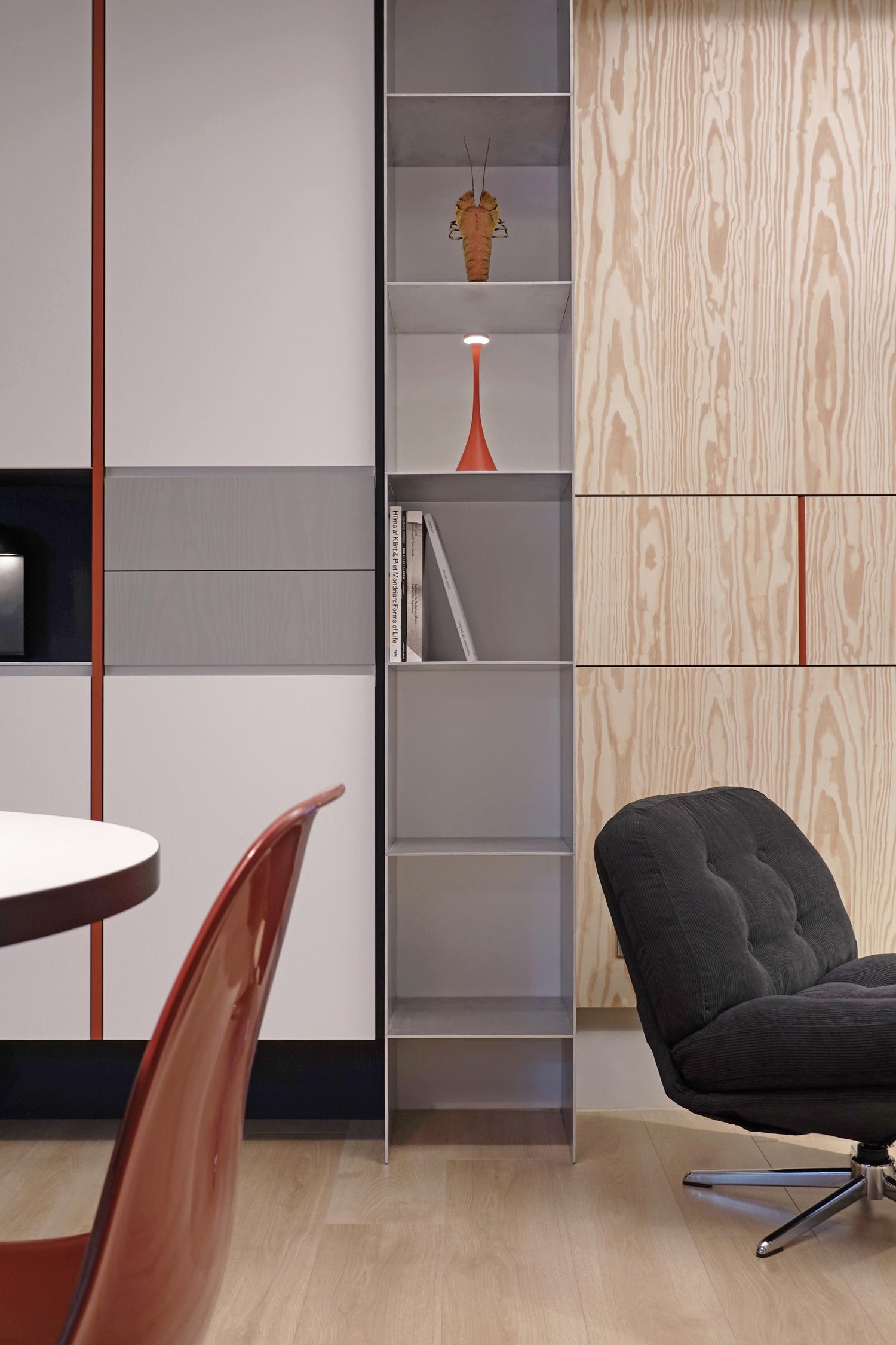 CLEAF塑合板在細節處展現出精緻紋理，從牆面到櫃體都保持一致性。搭配黑色金屬線條，形成獨特的現代風格，展現板材應用在客廳設計的設計靈活度。