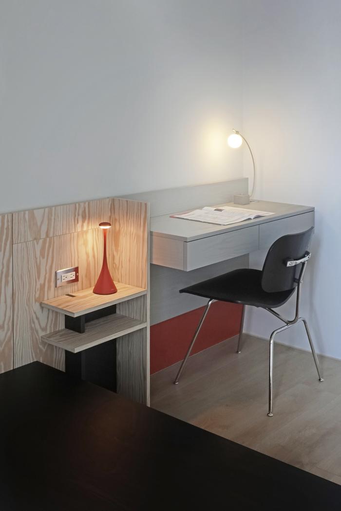 此設計展示CLEAF木紋板材與其他材質的混搭效果，應用於書桌、牆面與收納櫃，形成整體一致的視覺風格。板材的耐用性與美觀兼具，適合居家與辦公空間。