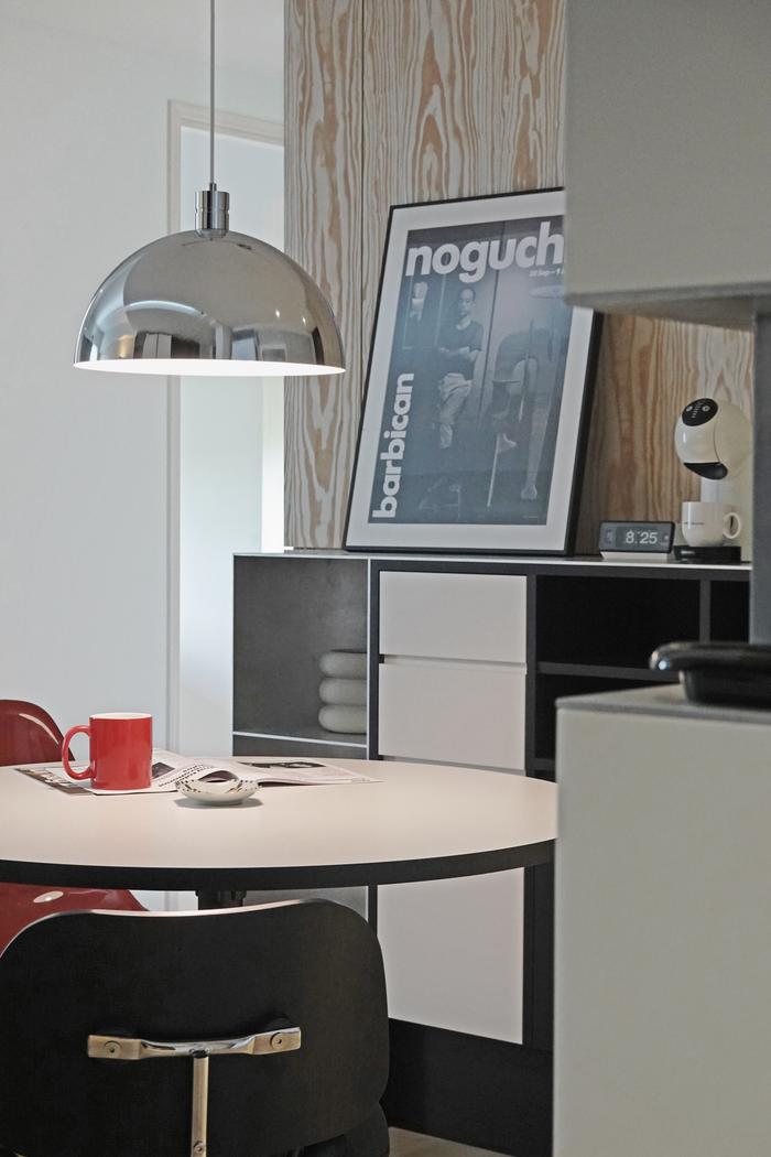 家具細節採用CLEAF木紋板材，展現清晰自然的木質紋理，搭配極簡線條設計，呈現高級質感。此應用突顯板材在櫥櫃與系統櫃中的高適配性，為現代居家帶來設計靈感。