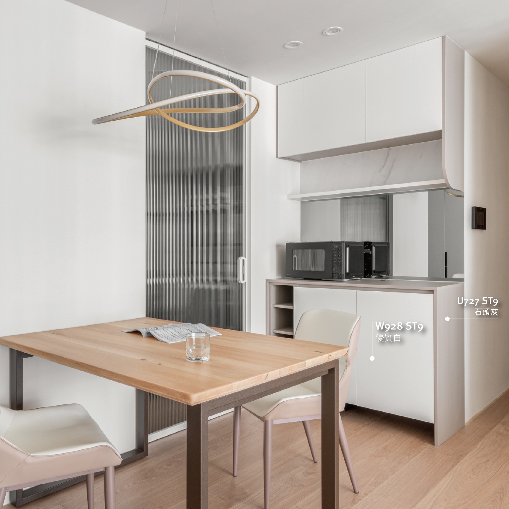 廚房餐桌區域使用EGGER白色板材結合木紋桌板，創造出清新、明亮的視覺效果。簡潔的線條搭配塑合板的高耐用特性，不僅耐磨、易清潔，也能與多種居家風格完美結合。