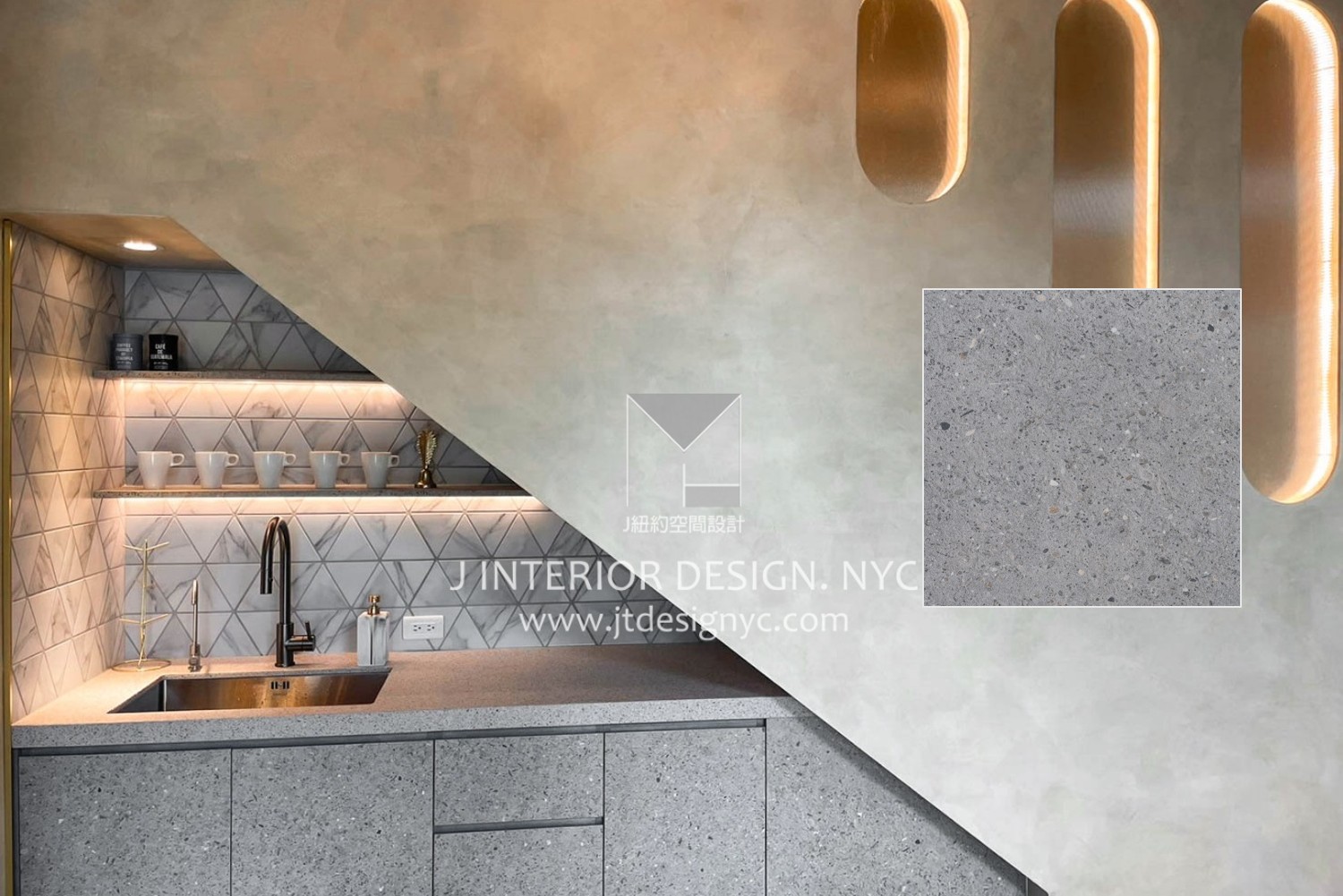 樓梯下 CLEAF 石紋塑合板結合幾何圖案牆磚與燈帶，打造精緻廚房空間，兼顧美觀與實用。