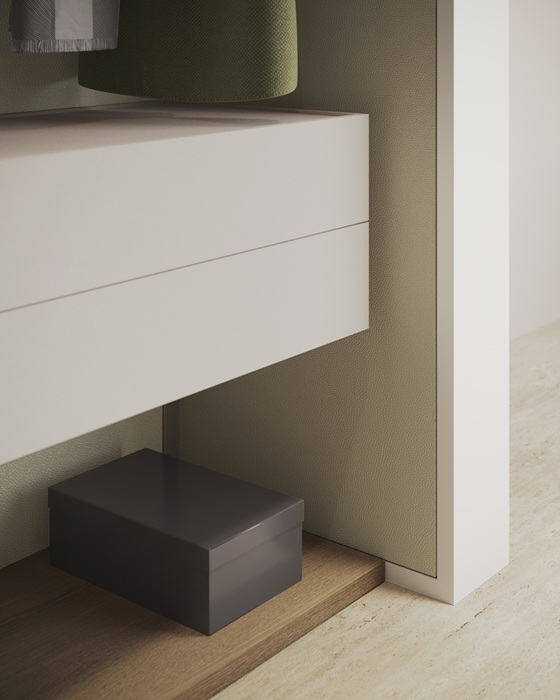 衣櫃底部細節特寫，白色抽屜下方的木紋底板與收納盒設計。