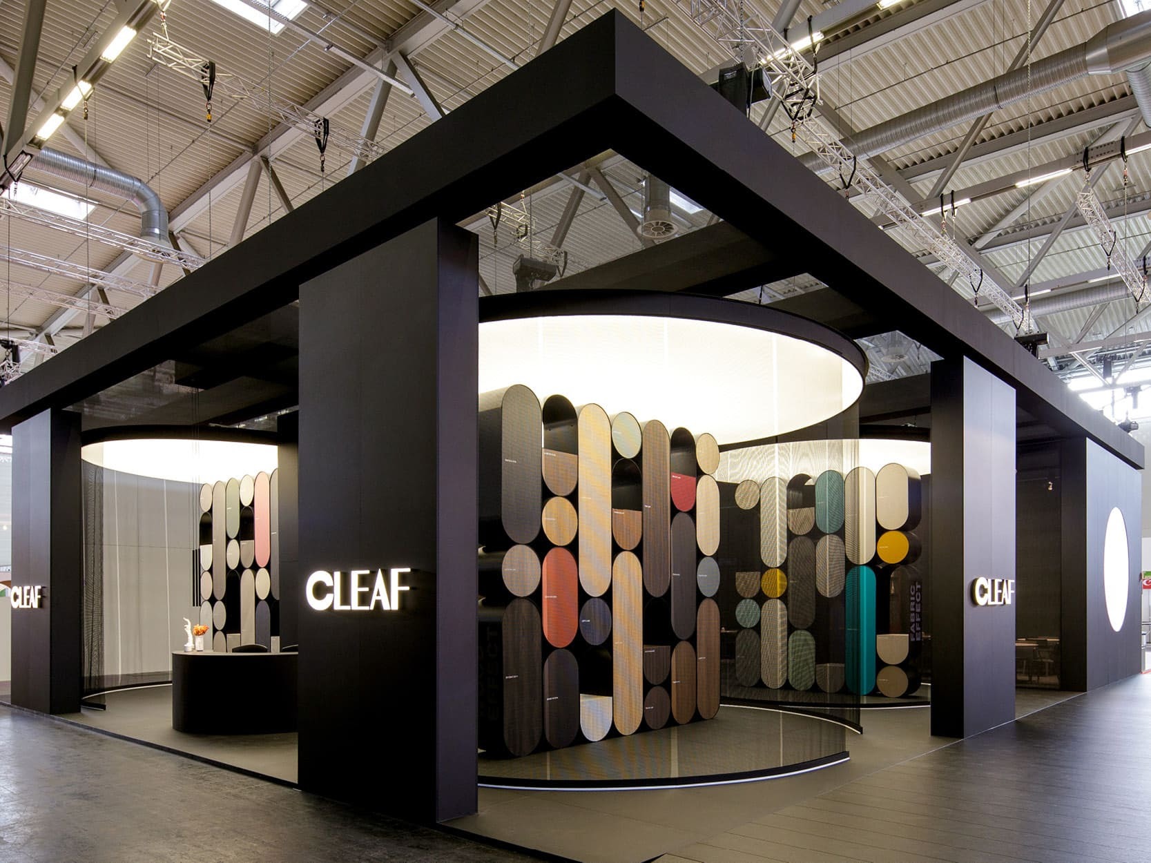 CLEAF 展館以黑色框架與圓形空間結構為主體，內部懸掛各式板材樣板，呈現立體美學與現代風格。