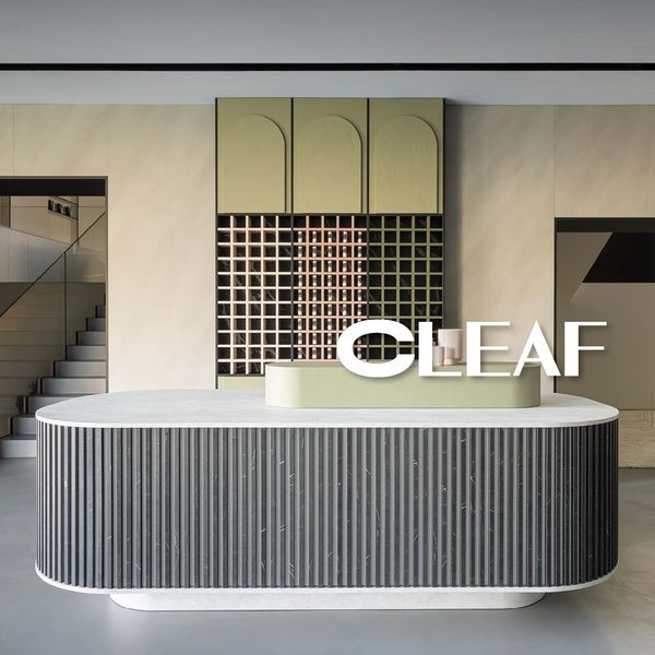 CLEAF 展示空間以淺灰綠色圓角櫃台搭配幾何牆櫃，展現品牌設計感與建築元素融合的應用可能性。
