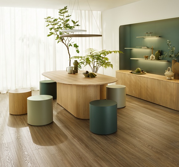 運用淺色木質地板與圓形座椅的自然風室內設計，體現 EGGER 板材的清新與溫潤質感。