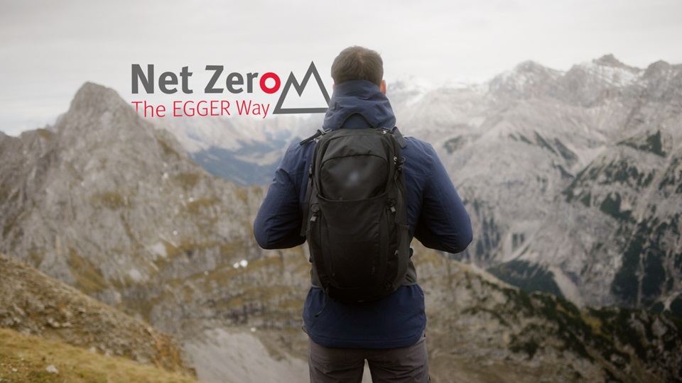 男子背對鏡頭站立於高山中遠眺，搭配 Net Zero The EGGER Way 標語，象徵 EGGER 企業對永續淨零的承諾。