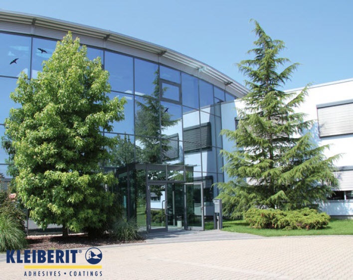 Kleiberit 總部現代化玻璃建築外觀，象徵公司創新與環保理念。