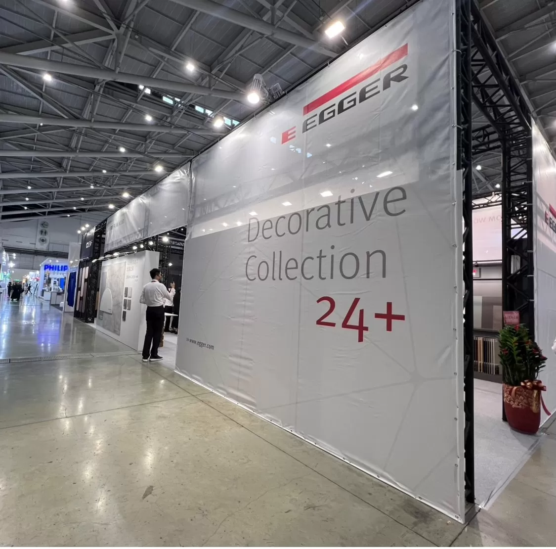 在2024台北國際建築建材暨產品展，EGGER 以 Decorative Collection 24+ 為主題打造大型展位外觀，白色結構簡約醒目，彰顯品牌系列更新。