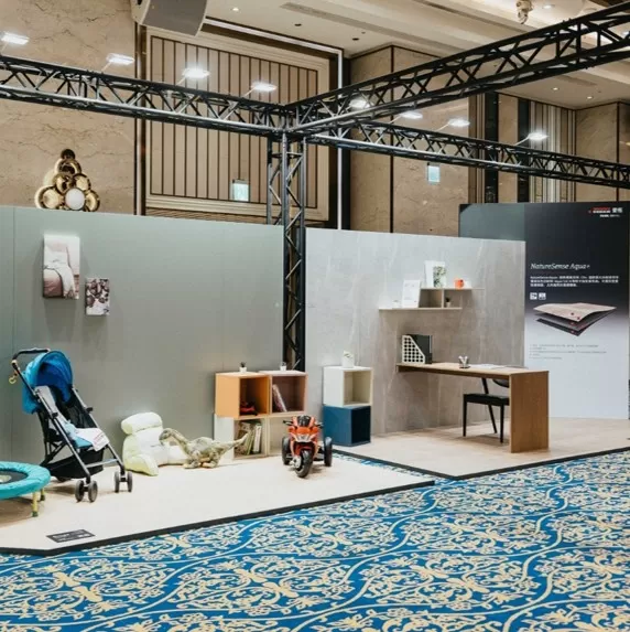 EGGER 展示多元生活情境，包括育兒、收納與書桌應用區域，呈現板材在日常空間中的彈性運用與設計美感。