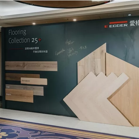 EGGER Flooring Collection 25+ 系列牆面展示，包含多種色調與紋理超耐磨地板樣式，標示技術特性與應用範疇。