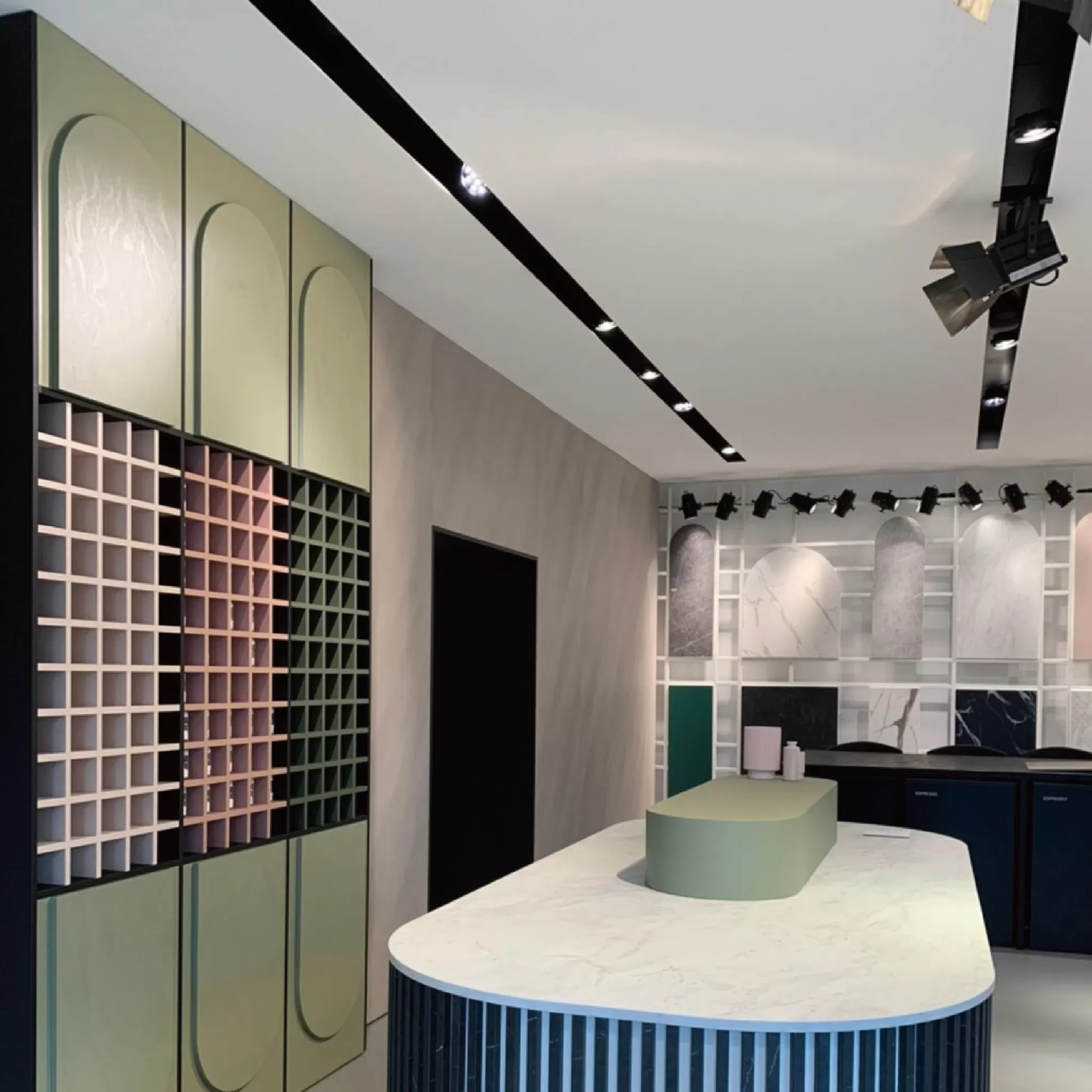 CLEAF 展區內部空間以淺綠弧形櫃台搭配展示牆設計，融合細膩配色與燈光，展現義大利建材的空間美學。